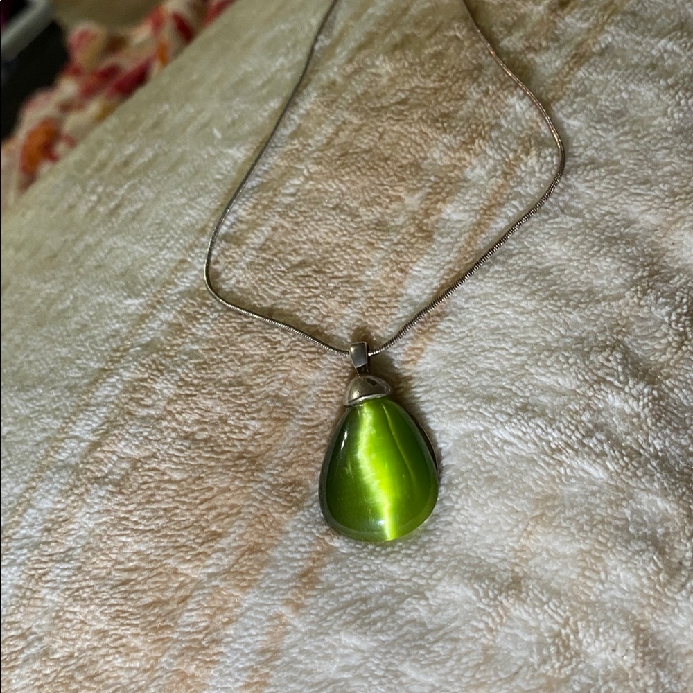 VTG Silver Tone & Green Glass Tiger Eye Teardrop Pendant NECKLACE 15 - 18"
